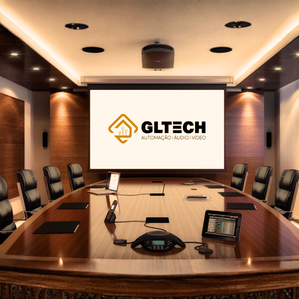 Sala de reuniões corporativa com automação GLTECH, sistema audiovisual integrado, projeção central, áudio distribuído e controle inteligente.