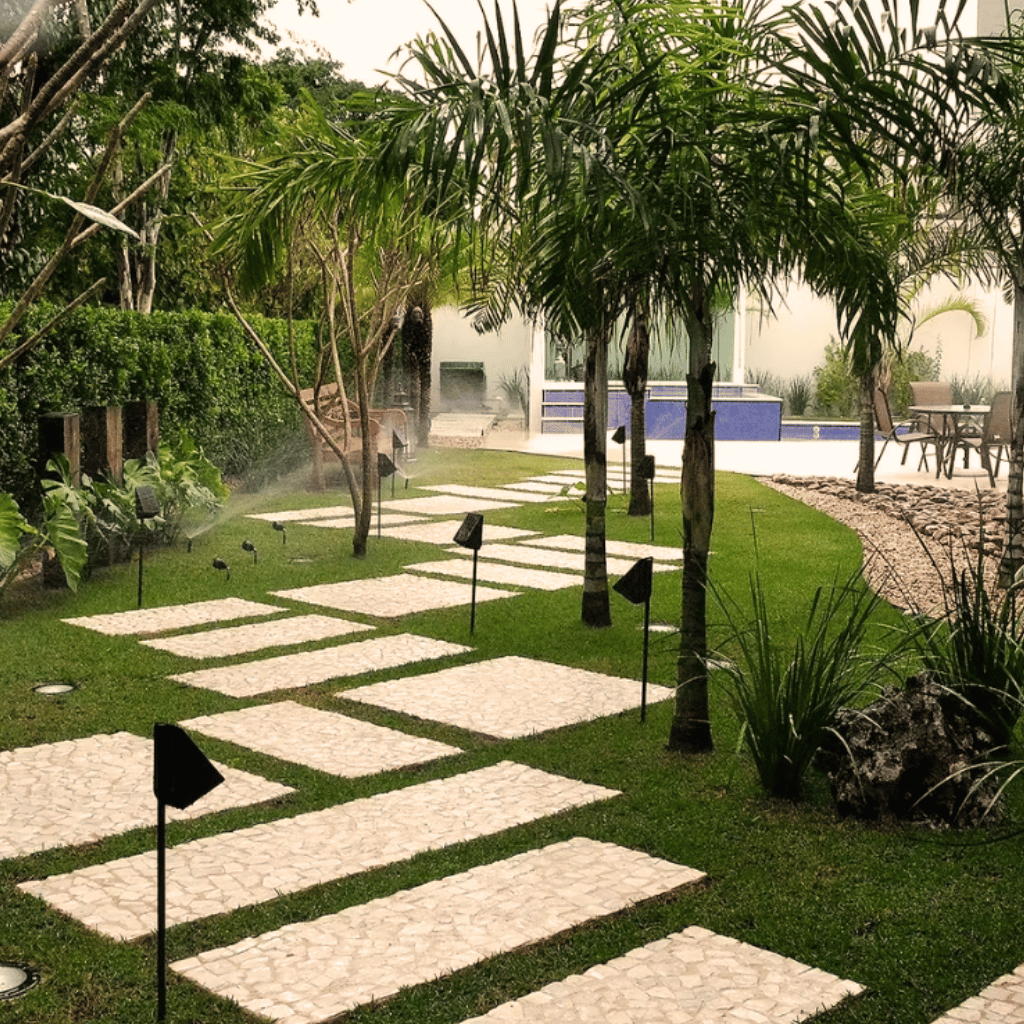 Sistema de irrigação inteligente GLTECH em jardim residencial, com aspersores automáticos e controle preciso da rega.